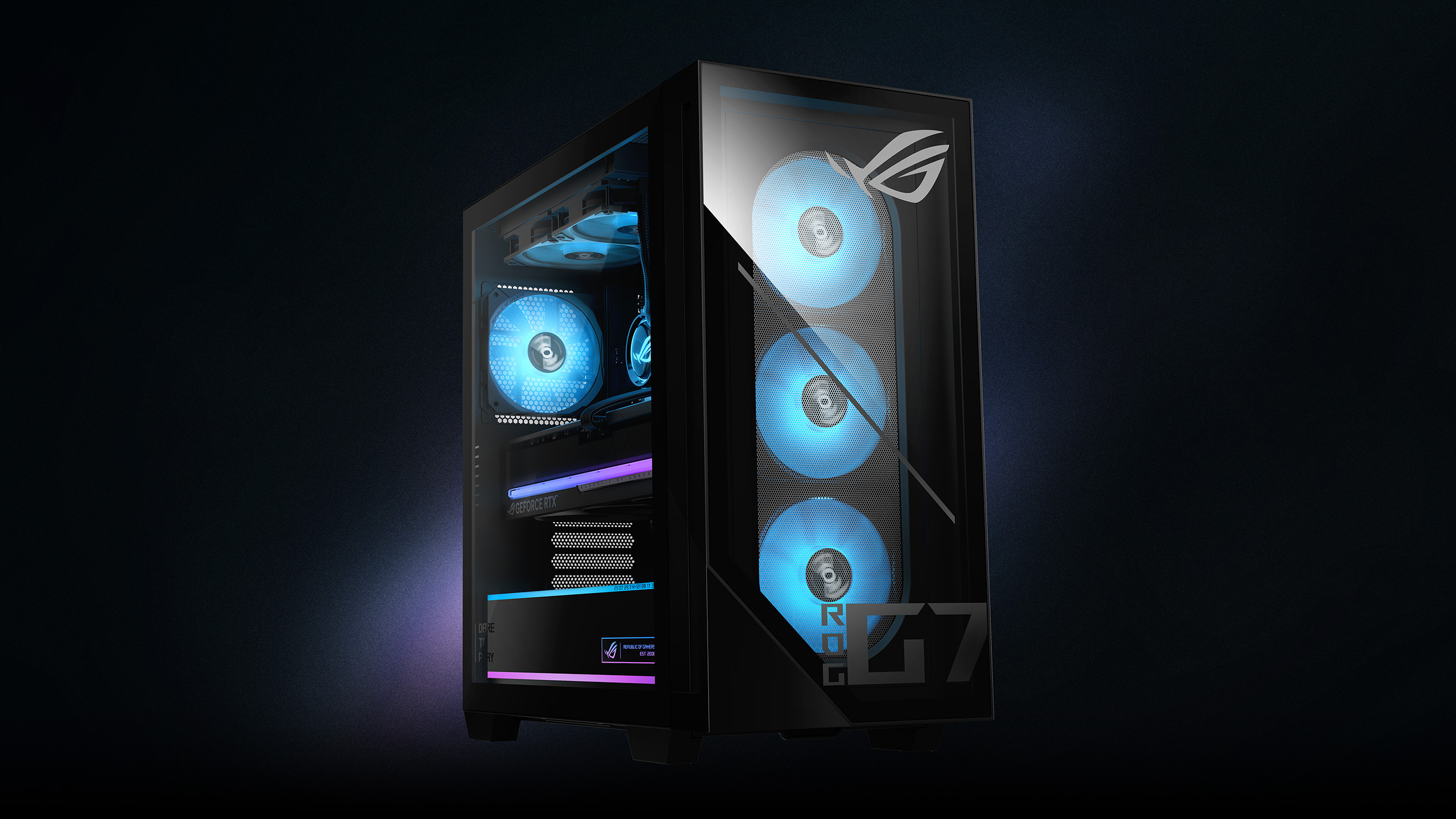 ROG G700 台式機,其所有 RGB 元件均已啟動。